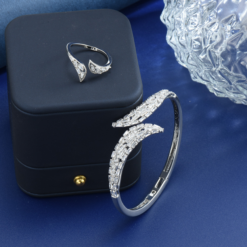 Latest Ethnic Fashion For Women - HIBRIDE Latest Design Elegant Bracelet Ring